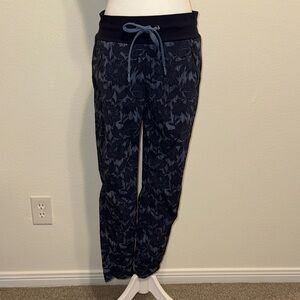Athleta Trekkie N Jogger Black Blue Flower Pattern Zippers Drawstring Waist